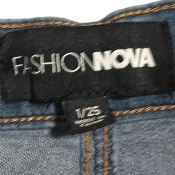 Fashion Nova Medium Wash Women’s HighRise Skinny Jeans! Size 1/25 - Picture 3 of 3